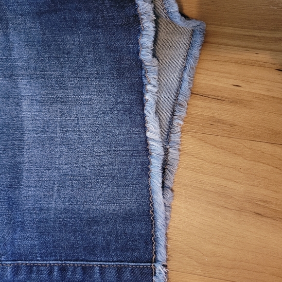 Jean-shorts overalls with North Face toque. Also looks cute with leggings 😊 - Picture 6 of 12